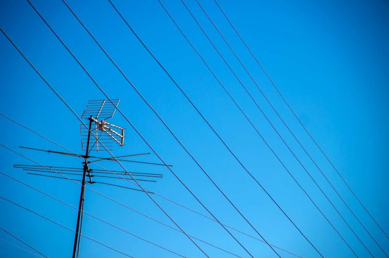 antena de televisió amb cel blau