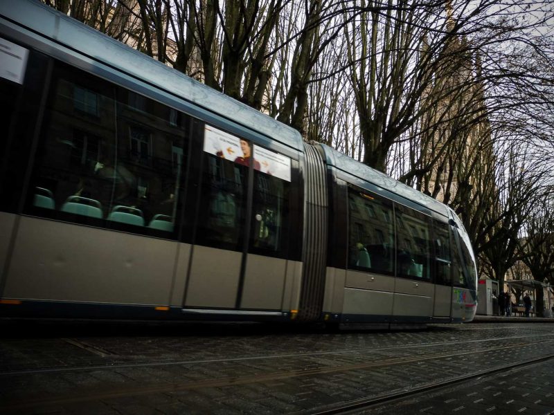 tranvia tapant la catedral gotica de burdeus burdeos