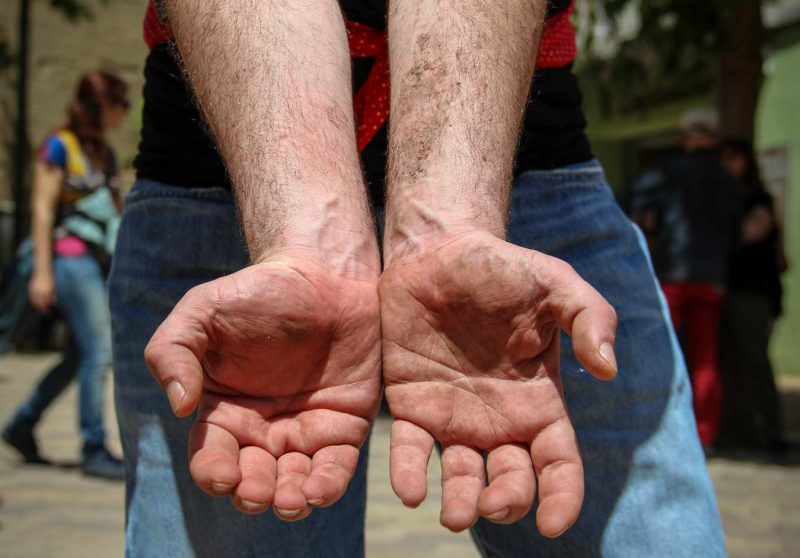 plantar el maiu plaça pius xii festa de l'arbre de maig igualada mans brutes mans netes