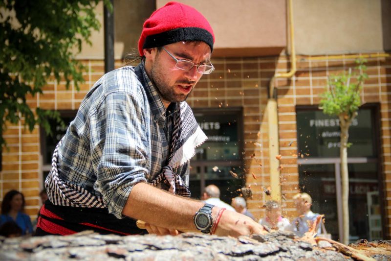 destral barretina plantar el maiu plaça pius xii festa de l'arbre de maig igualada
