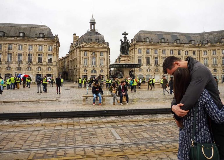 beso petó amor Place de la Bourse armilles grogues