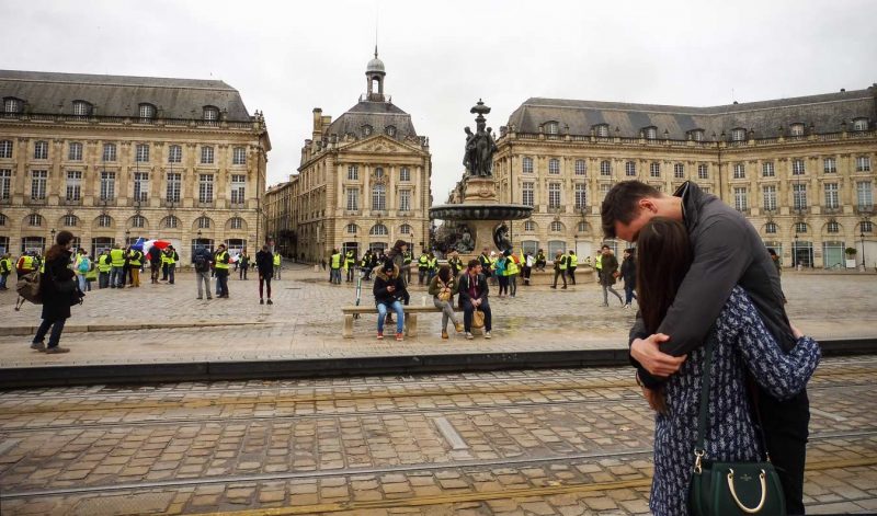 beso petó amor Place de la Bourse armilles grogues