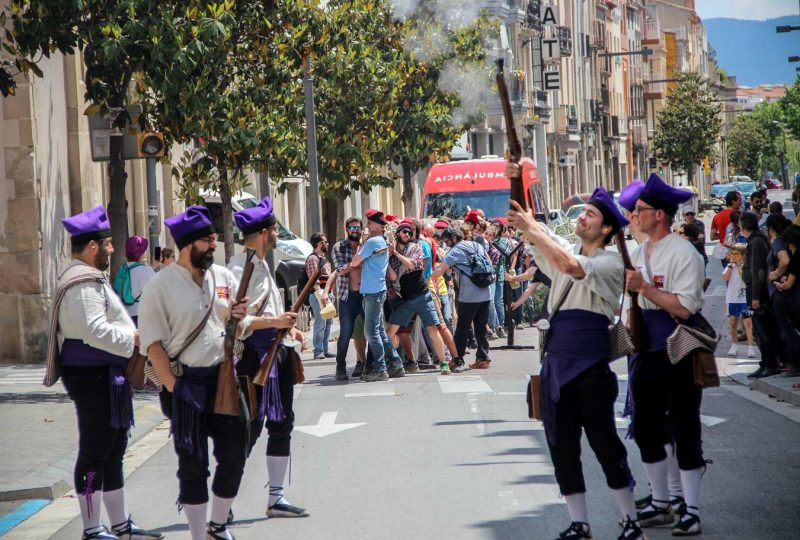 els voladors trabucaires carrer de la soledad plantar el maiu festa de l'arbre de maig igualada