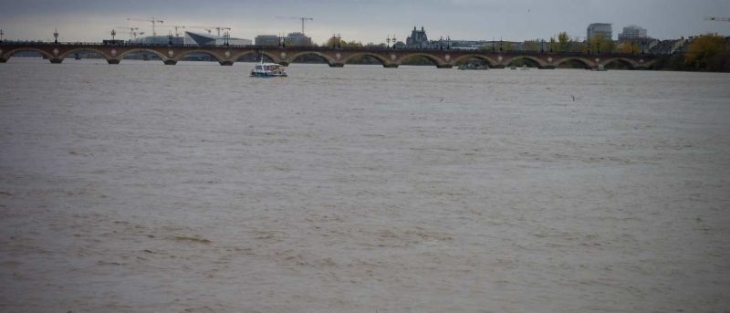 rio garona a su paso por burdeos