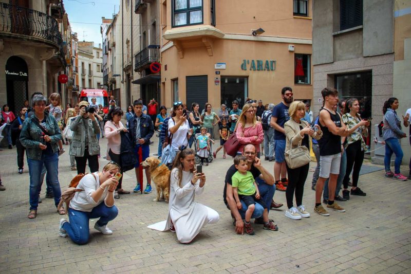 public plantar el maiu plaça pius xii festa de l'arbre de maig igualada fent fotos 2018