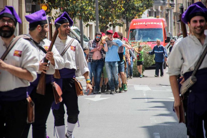 trabucaires carrer de la soledad plantar el maiu festa de l'arbre de maig igualada ambulància