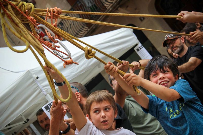 cordes nens plantar el maiu plaça pius xii festa de l'arbre de maig igualada
