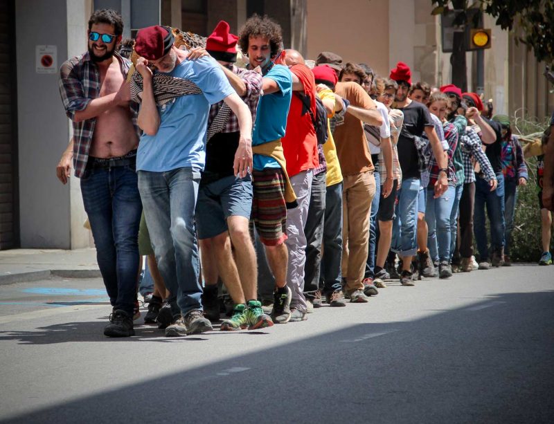 carrer de la soledad plantar el maiu festa de l'arbre de maig igualada