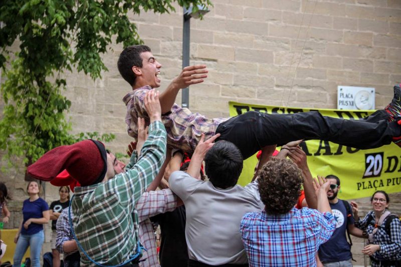 mantejant musics de la plaça pius xii festa de l'arbre de maig igualada