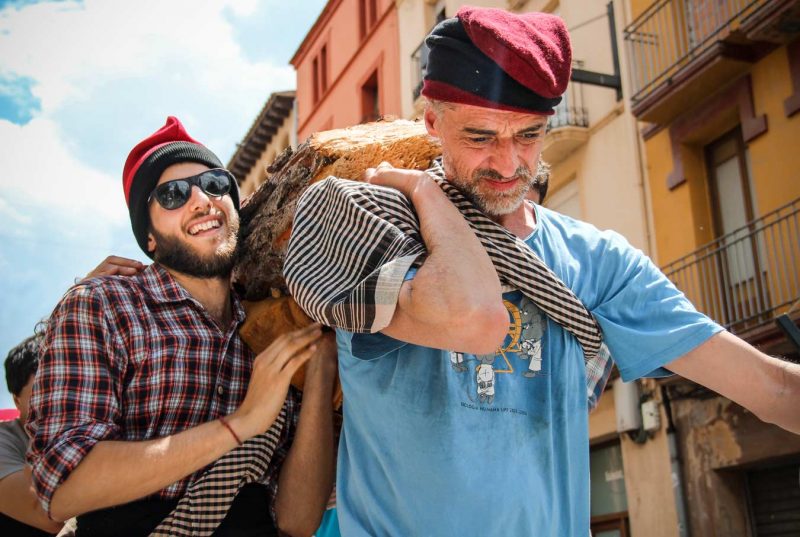 portant el maiu barretina plantar el maiu festa de l'arbre de maig igualada can titó vilanova
