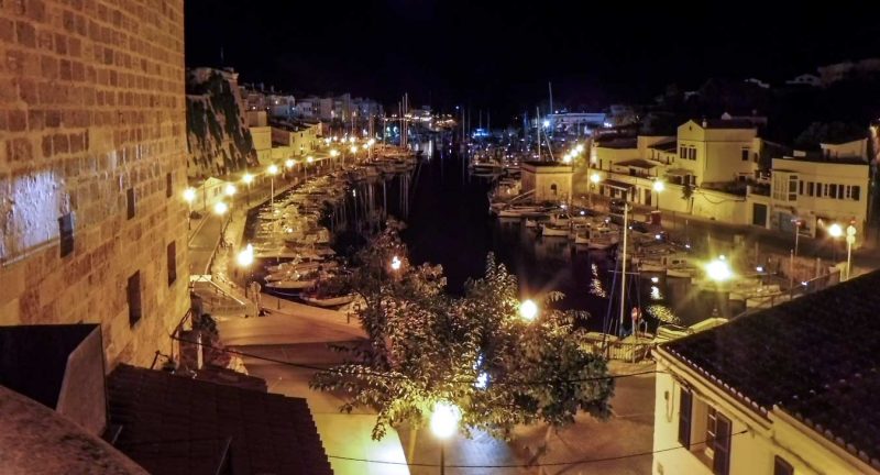 port de ciutadella de nit menorca vista aèrea