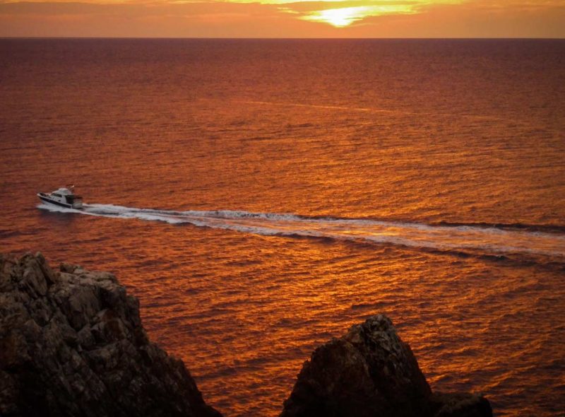 puesta de sol faro punta nati menorca