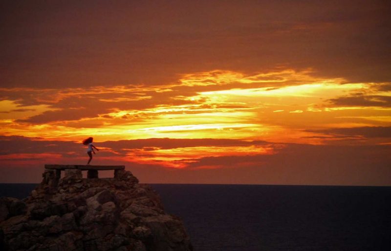 capvespre atardecer menorca far de punta nati faro