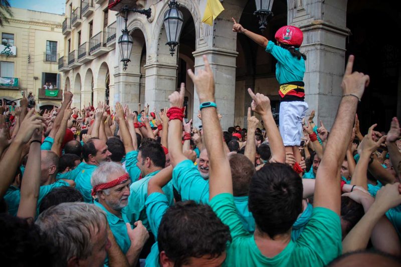 mans enlaire Castellers de Vilafranca a Vilanova i la Geltrú, Juliol 2018