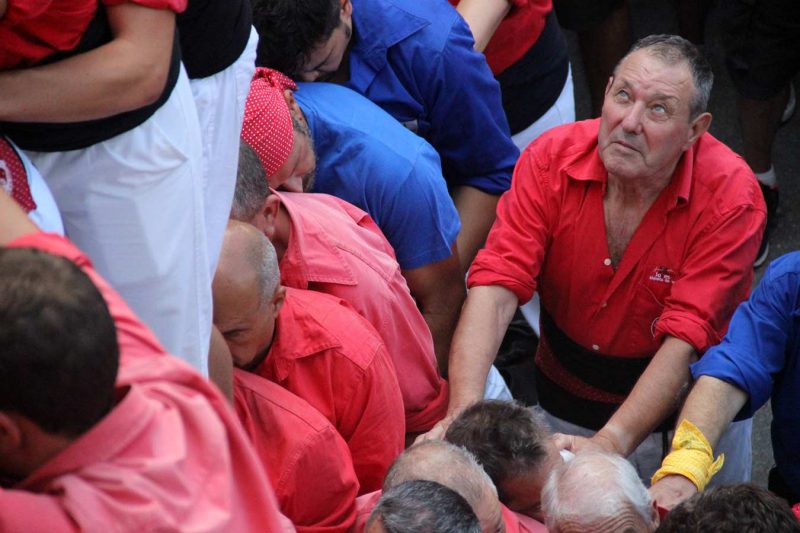 observant amunt Colla Joves de Valls a Gràcia, Agost 2018