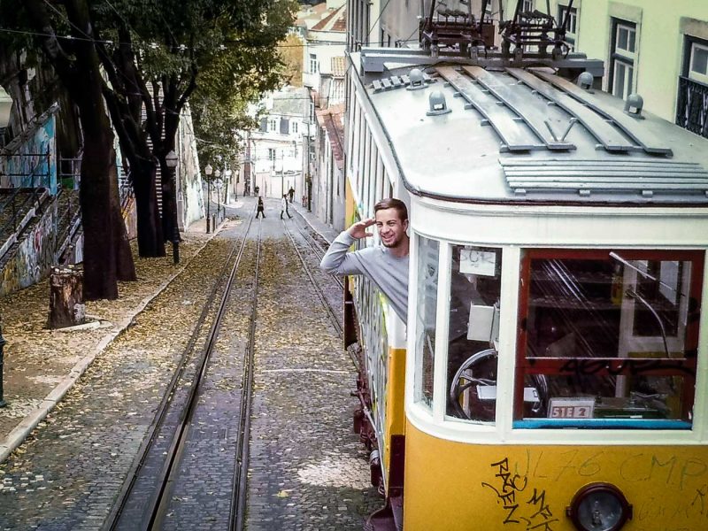 soldat turista fulles tardor tranvia lisboa