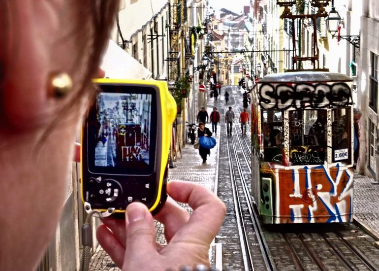 tranvia street art lisboa