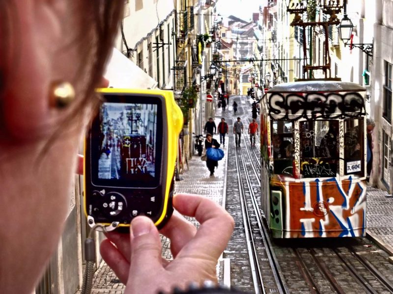 tranvia street art lisboa