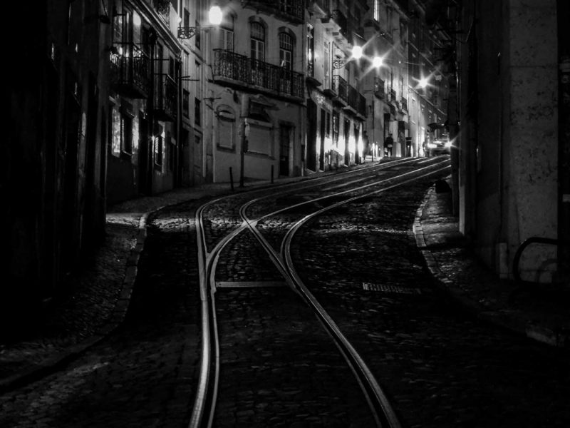 carrer baixada vies tranvia alfama lisboa