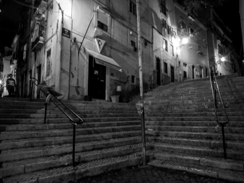 plaça amb escales a alfama lisboa