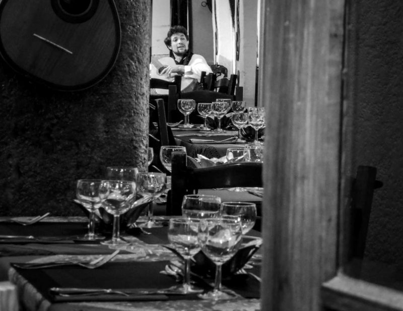 cantant de fado a alfama lisboa restaurant