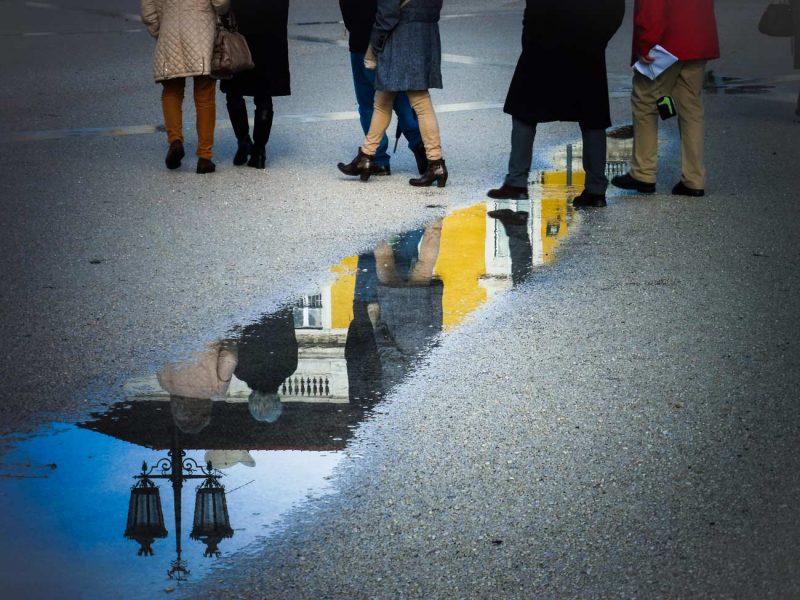 turistes caminant lisboa