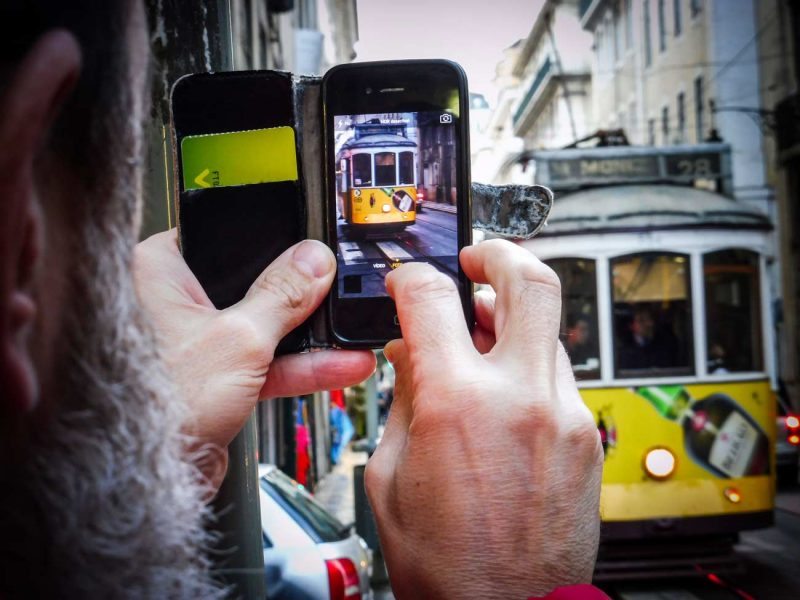 turista fent fotos tranvia lisboa