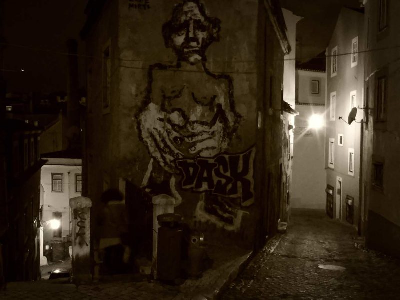pintada al carrer alfama lisboa