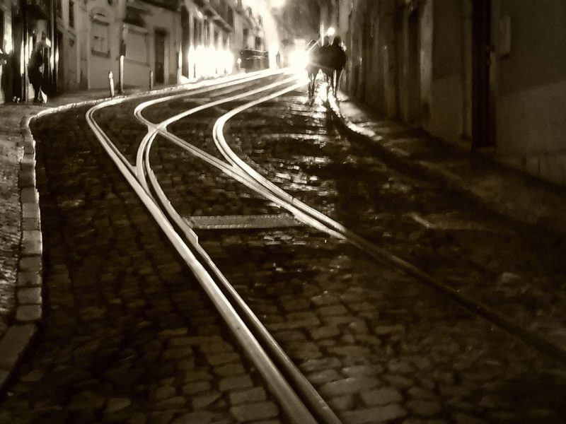 alfama via tranvia sèpia lisboa