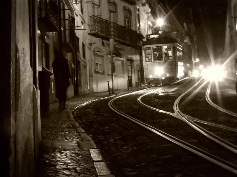 tranvia alfama lisboa capvespre nit sèpia