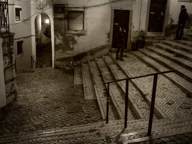 turistes fent fotos al barri d'alfama lisboa