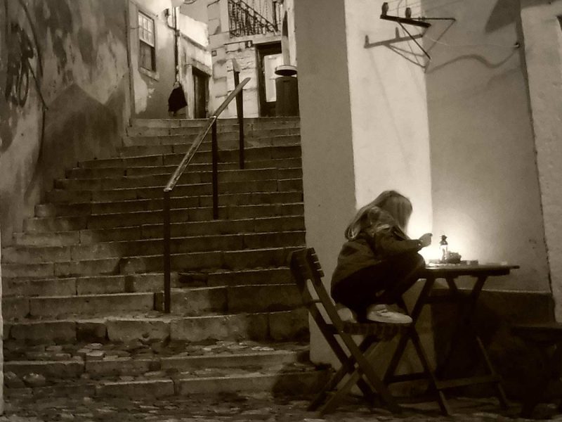 nena jugant a alfama lisboa