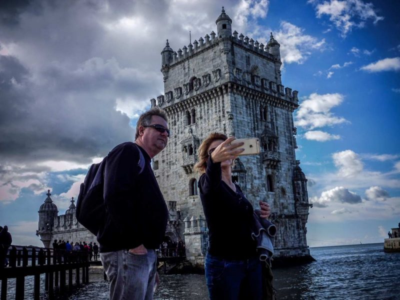 turistes fent fotos a la torre de belem lisboa