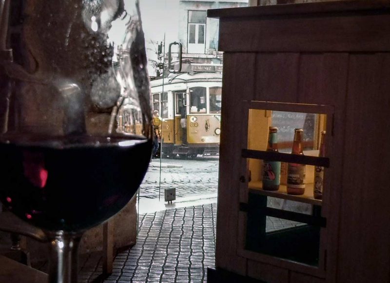 copa de porto amb tranvia a darrere a lisboa