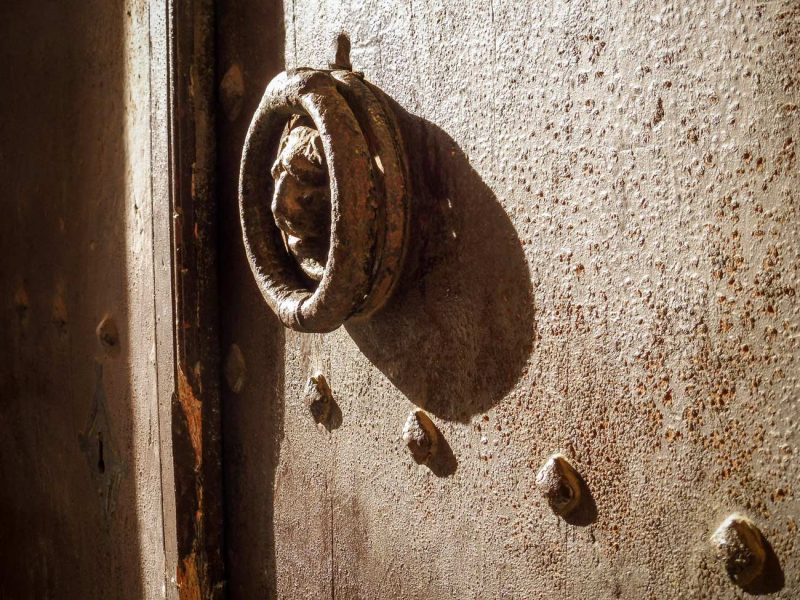 lleó antic agafador porta a porrera priorat