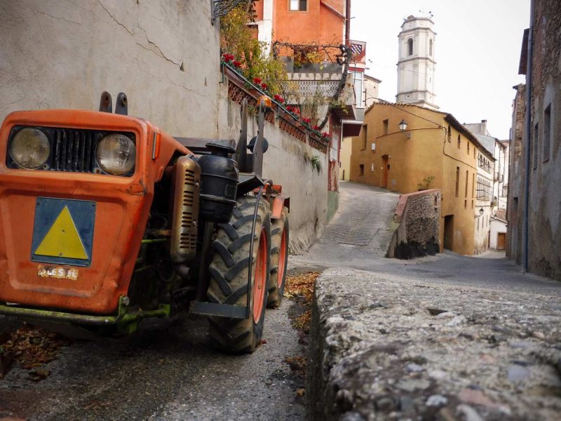 tractor aparcat als carrers de porrrera priorat