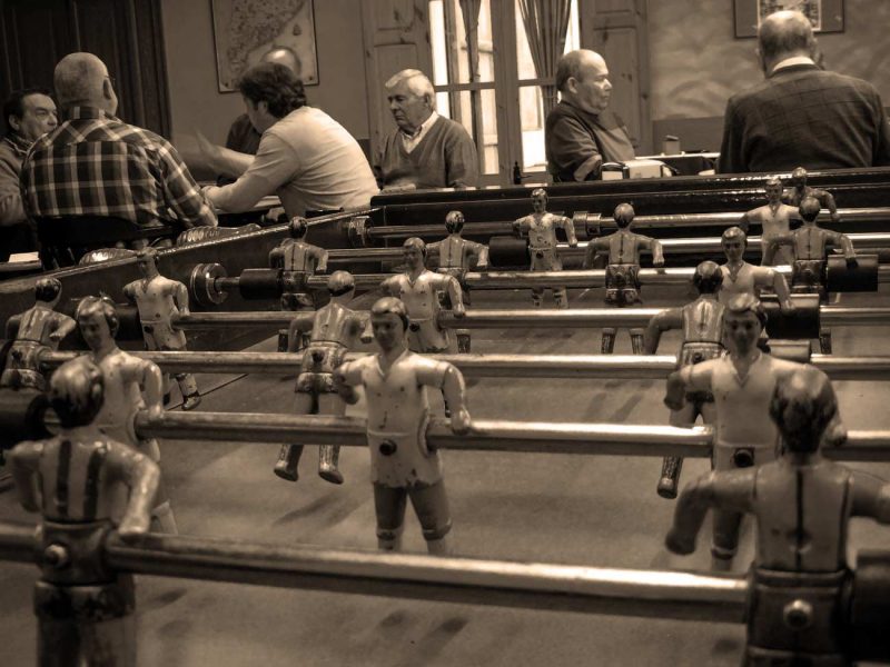 jugant a cartes futboli cafè antic porrera lluis llach