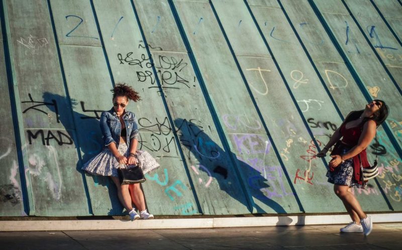 chica riendose en vigo