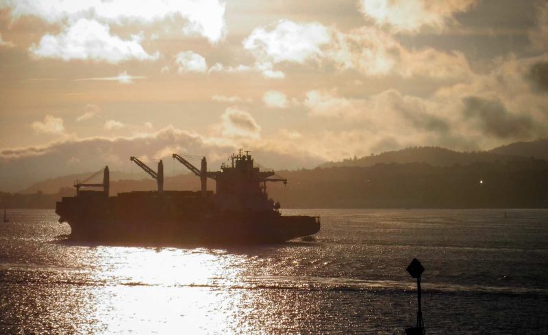 petrolero puerto vigo atardecer