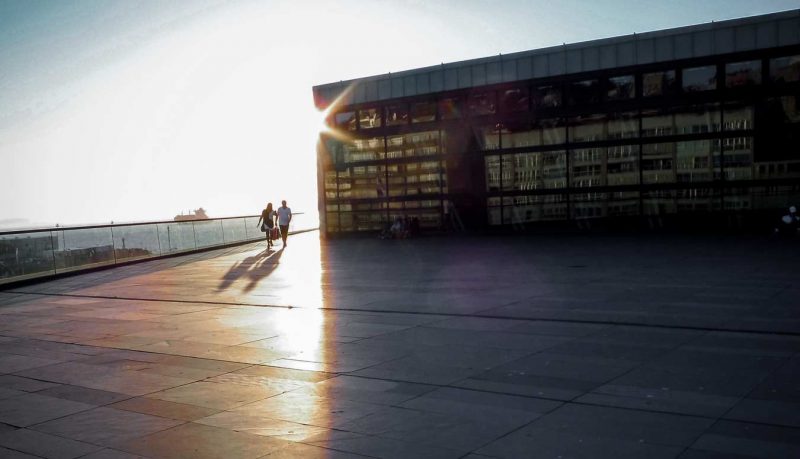atardecer en vigo pareja caminando