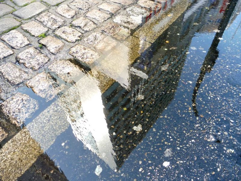 reflejo edificio en vigo charco