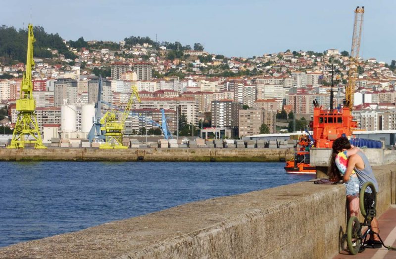 puerto de vigo pareja besandose