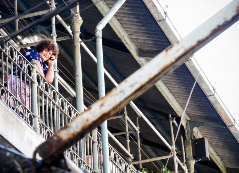 porto mercado do bolhao señor observando