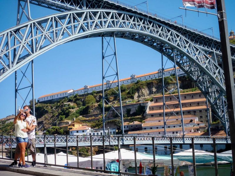Puente Don Luis I porto PAREJA HACIENDOSE UN SELFIE