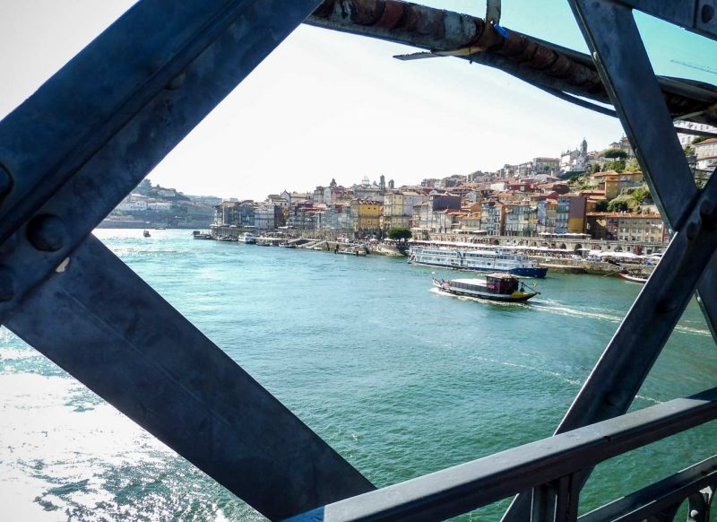 vista tipica de porto con barco Pont de Lluís I (Puente Don Luis I)