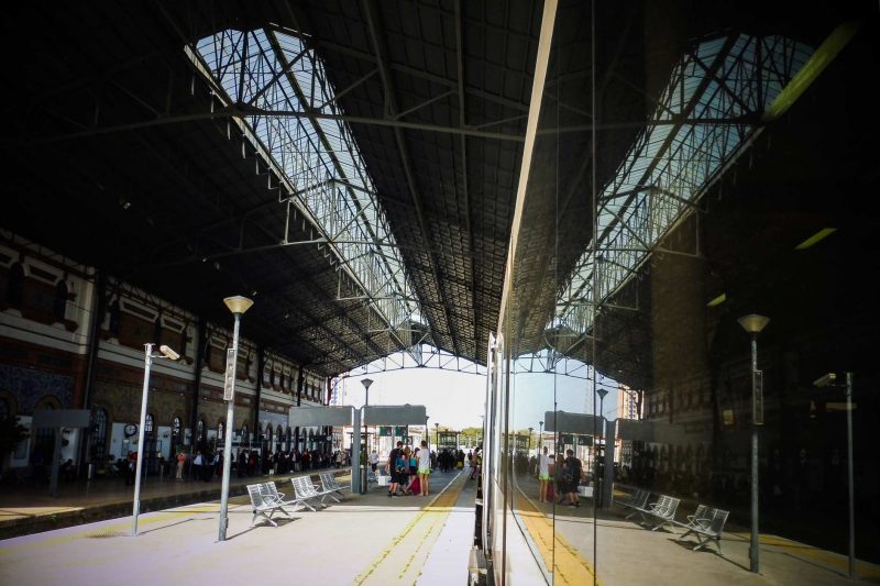 reflejo estación de tren en jerez de la frontera