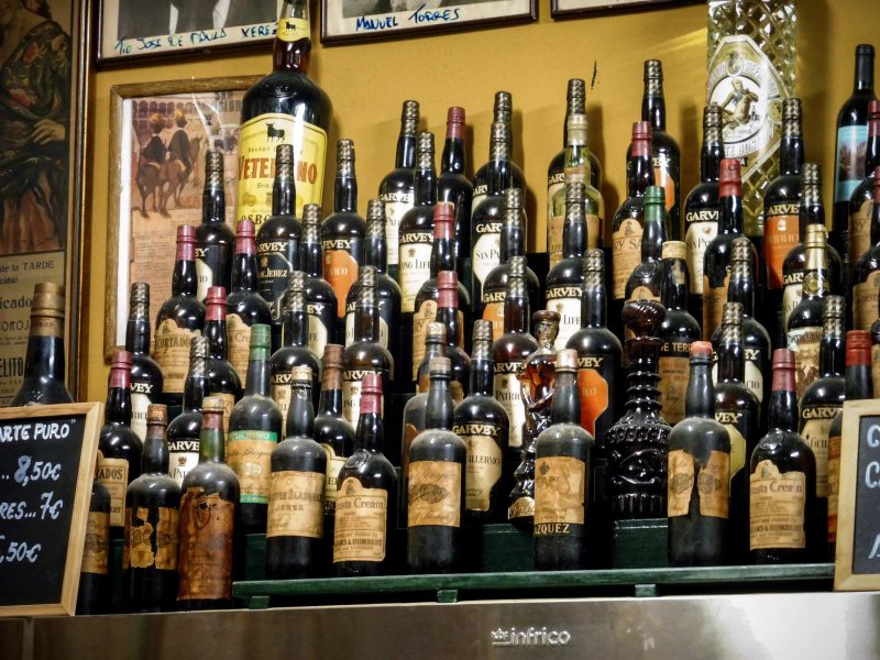 exposición botellas de brandy en un bar de cádiz