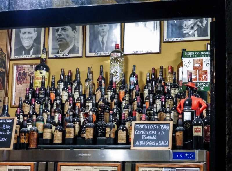 exposición botellas en un bar de cádiz
