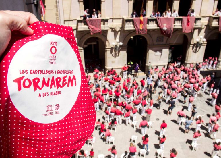 les castelleres i castellers tornarem a les places mocador