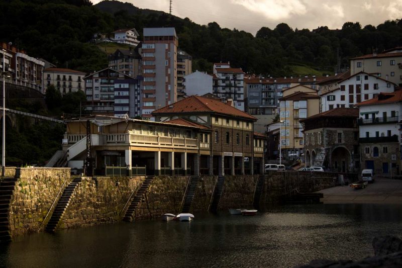 luz de tarde en mutriku atardecer